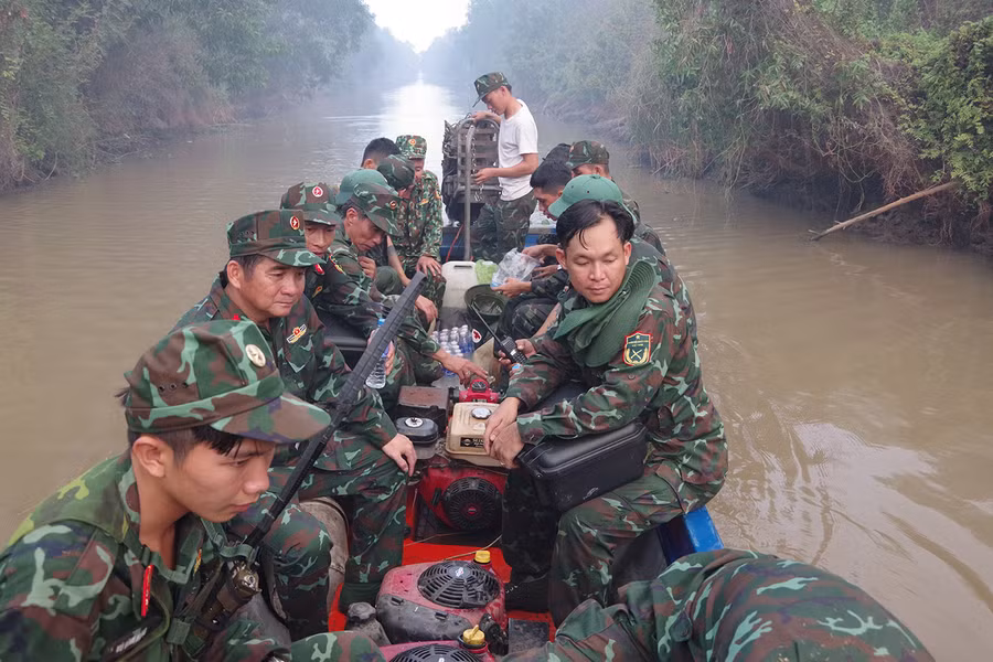 Ngay khi vụ cháy rừng xảy ra, Bộ Chỉ huy Quân sự tỉnh Kiên Giang đã điều động hơn 200 cán bộ, chiến sĩ nhanh chóng đến tham gia dập lửa.