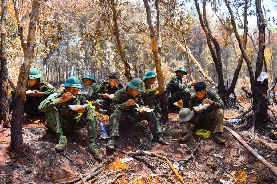 Bữa ăn vội với cơm hộp, bánh mì là khẩu phần ăn quen thuộc đối với các chiến sĩ trong những ngày tham gia chữa cháy.