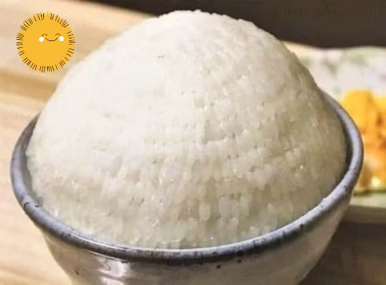 Em là cô gái ngăn nắp, chăm chỉ nên phải sắp cơm thẳng hàng.