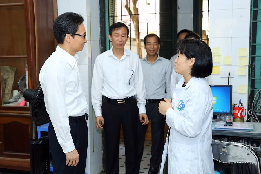 Phó Thủ tướng Vũ Đức Đam mong muốn các nhà sư phạm, các nhà giáo phải là những tấm gương mô phạm từ đạo đức, lý tưởng, đến lòng yêu nước, văn hoá, sinh hoạt… Ảnh: VGP/ Đình Nam Phó Thủ tướng Vũ Đức Đam mong muốn các nhà sư phạm, các nhà giáo phải là những tấm gương mô phạm từ đạo đức, lý tưởng, đến lòng yêu nước, văn hoá, sinh hoạt… Ảnh: VGP/ Đình Nam