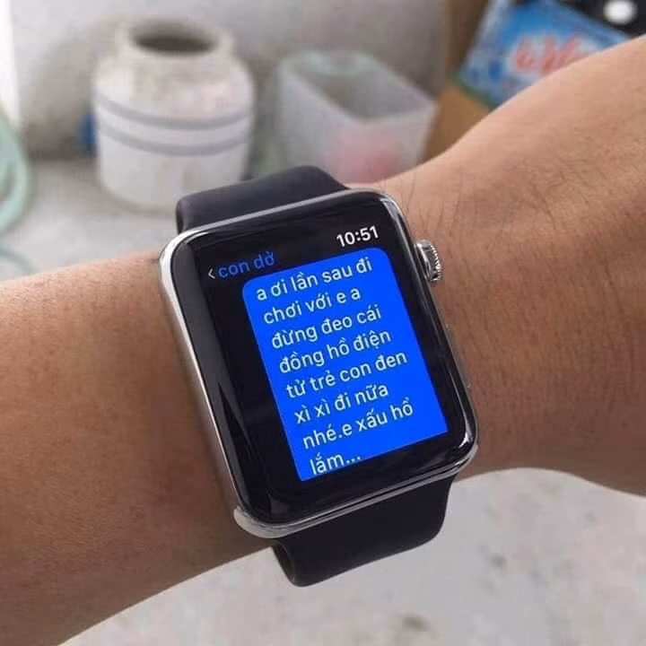 Anh nào tặng cho em cái đồng hồ trẻ con ấy đi.