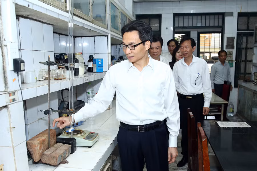Cơ sở vật chất của ĐH Sư phạm Hà Nội còn nhiều khó khăn, có những giảng đường, phòng thí nghiệm, ký túc xá được xây dựng cách đây 30-40 năm. Ảnh: VGP/ Đình Nam Cơ sở vật chất của ĐH Sư phạm Hà Nội còn nhiều khó khăn, có những giảng đường, phòng thí nghiệm, ký túc xá được xây dựng cách đây 30-40 năm. Ảnh: VGP/ Đình Nam