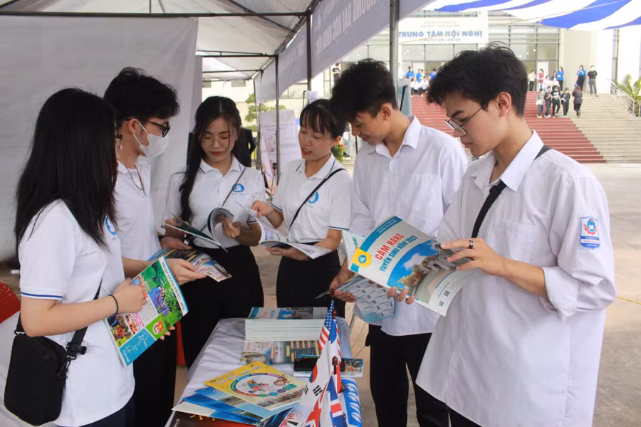 3000 học sinh sinh viên được tư vấn giới thiệu việc làm và cập nhật các thông tin tuyển sinh trong dịp này. 3000 học sinh sinh viên được tư vấn giới thiệu việc làm và cập nhật các thông tin tuyển sinh trong dịp này.