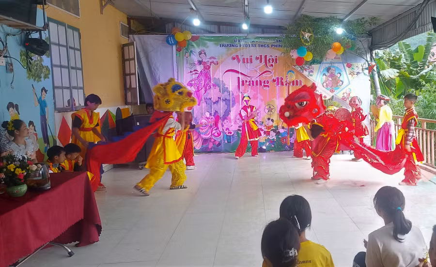 Trường PTDTBT THCS Phìn Ngan tổ chức Trung thu trong khu nhà ăn bán trú. Trường PTDTBT THCS Phìn Ngan tổ chức Trung thu trong khu nhà ăn bán trú.