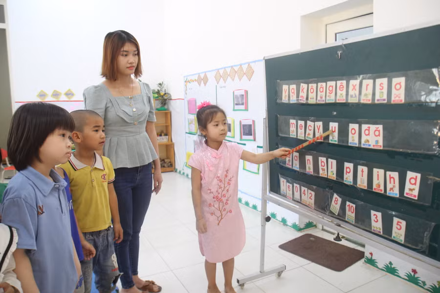 Cô trò trường mầm non Nậm Khao.