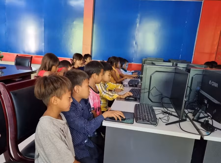 Học sinh trường PTDTBT Tiểu học xã Pa Ủ hứng thú sử dụng máy tính.