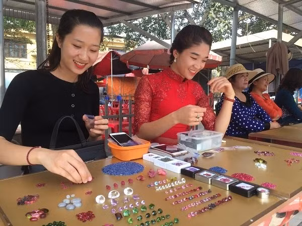 Duy nhất Việt Nam: Chợ tạm ven đường bán đá quý tiền tỷ-11