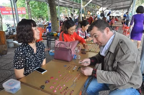 Duy nhất Việt Nam: Chợ tạm ven đường bán đá quý tiền tỷ-12