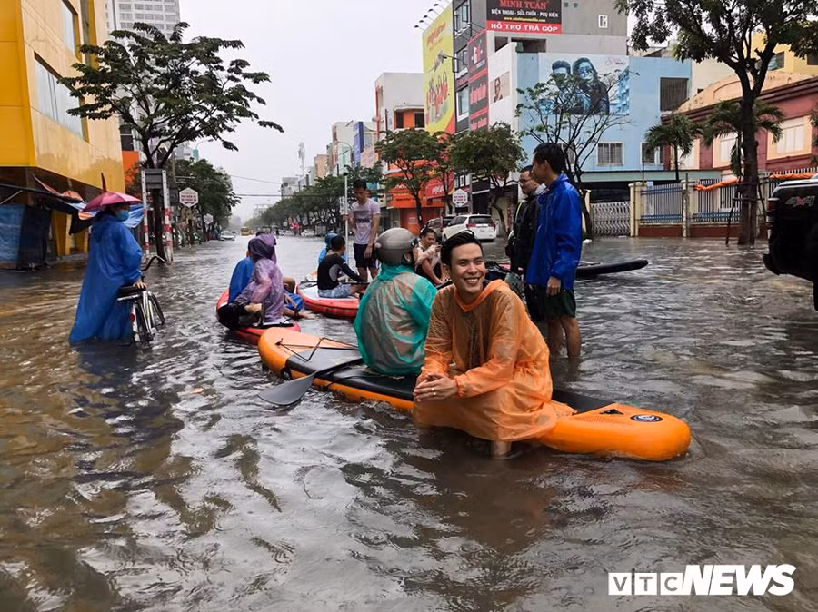 Nguoi Da Nang cheo thuyen tren pho sau tran mua ngap lich su hinh anh 10