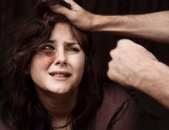Chạy trốn khỏi căn biệt thự lúc nửa đêm, vợ trẻ tiết lộ điều bất ngờ-1
