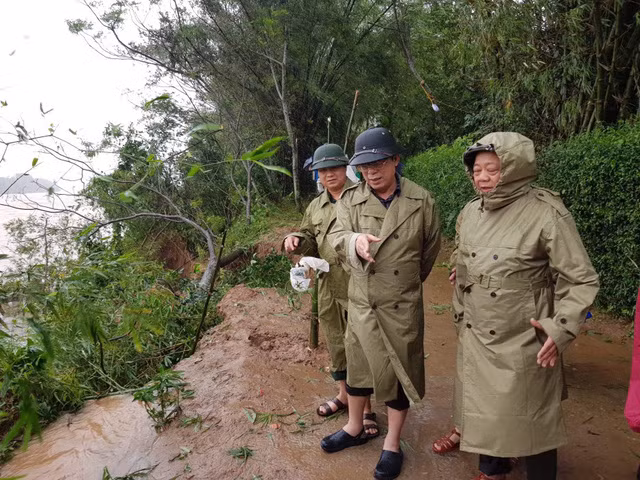 Ông Nguyễn Đức Chính - Chủ tịch UBND tỉnh Quảng Trị đã trực tiếp kiểm tra các điểm sạt lở.