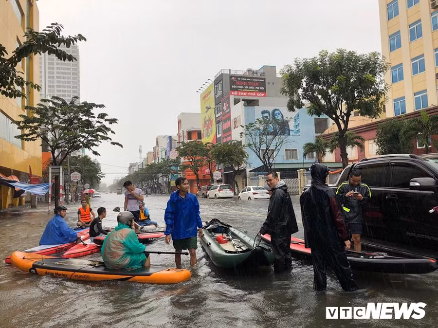 Nguoi Da Nang cheo thuyen tren pho sau tran mua ngap lich su hinh anh 11