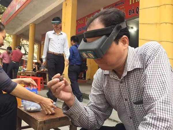 Duy nhất Việt Nam: Chợ tạm ven đường bán đá quý tiền tỷ-10