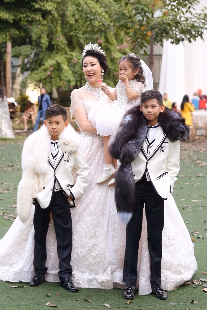 Hà Kiều Anh khoe ba con đẹp như thiên thần