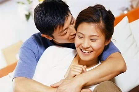 8 dấu hiệu chồng vẫn đang yêu vợ điên cuồng như ngày đầu