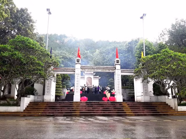 Nơi yên nghỉ của 10 nữ thanh niên xung phong hy sinh tại Ngã ba Đồng Lộc Nơi yên nghỉ của 10 nữ thanh niên xung phong hy sinh tại Ngã ba Đồng Lộc