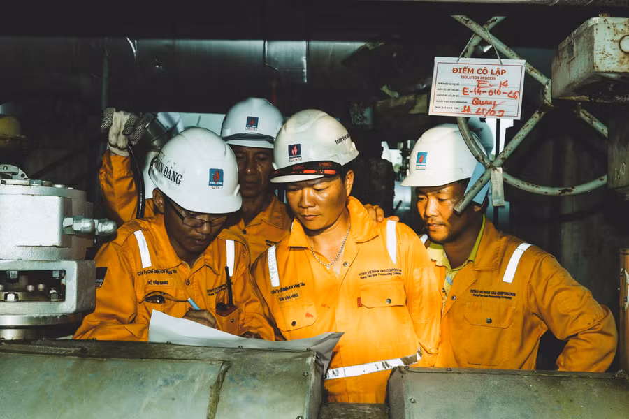 Giải Ba: tác phẩm “Kỹ sư đang Toolbox trước khi thực hiện công việc” của tác giả Phạm Hoài Nam – KVT