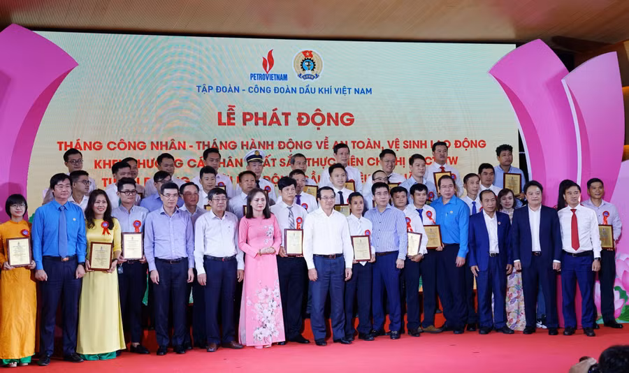 Lãnh đạo của Tập đoàn và các đơn vị chúc mừng những tấm gương Dầu khí tiêu biểu