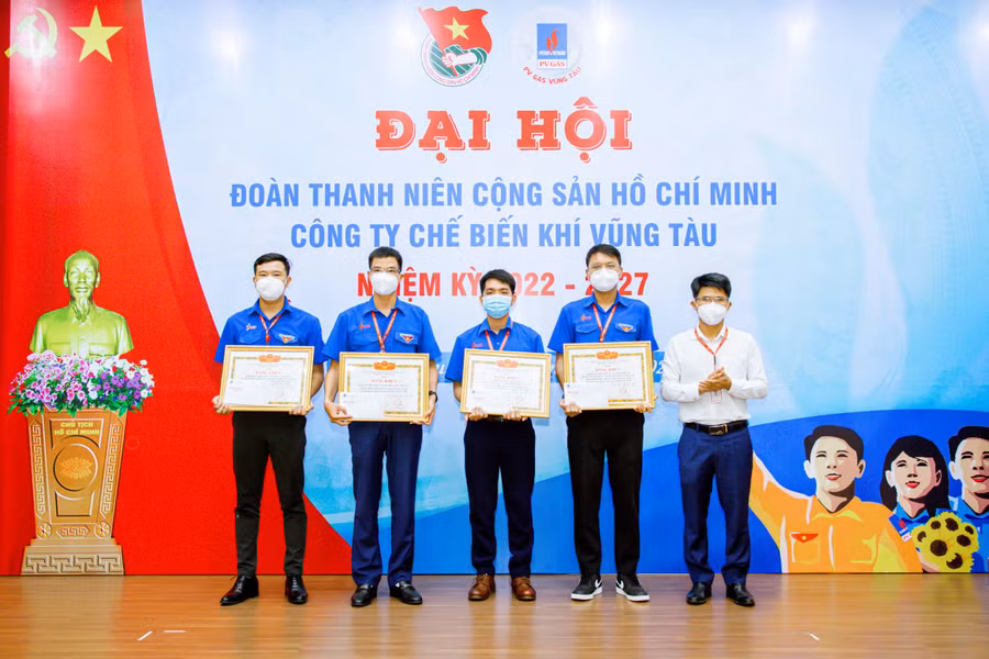 Khen thưởng 4 tập thể xuất sắc