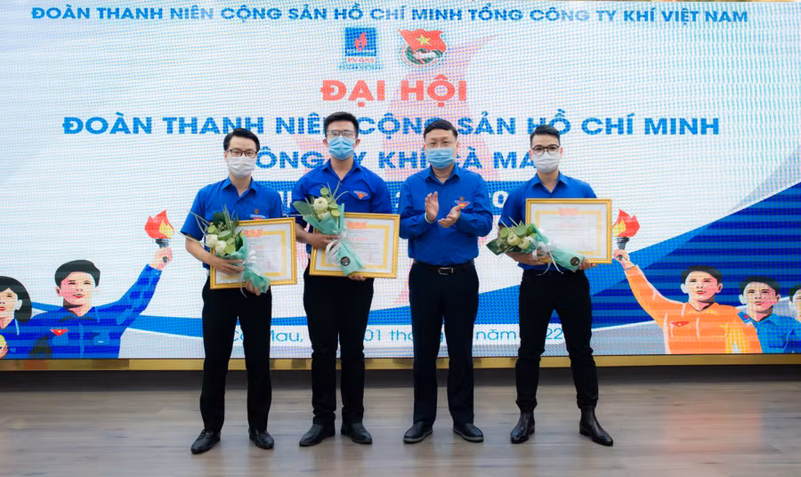Khen thưởng các tấm gương tập thể và thanh niên tiêu biểu