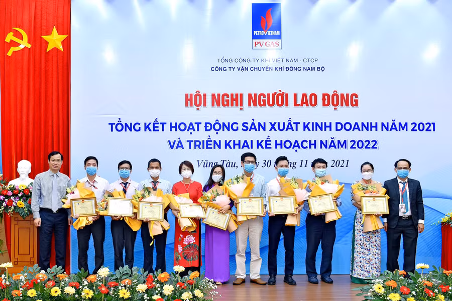 Khen thưởng các tập thể và cá nhân đã đóng góp vào thành tích xuất sắc của KĐN 2021