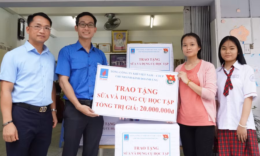 Đoàn Thanh niên PVGAS LNG thăm và tặng quà trẻ mồ côi tại Nhà Bè, TP HCM .