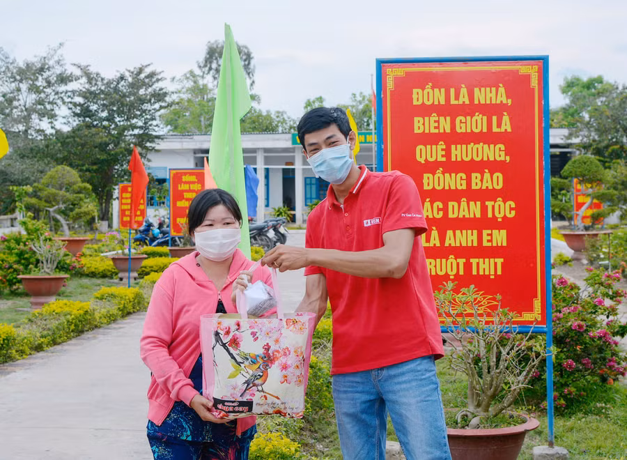 Đoàn Thanh niên KCM tặng quà cho các gia đình khó khăn.