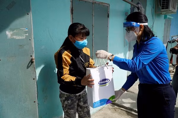 30.000 phần quà đã được Vinamilk trao đến người lao động, người dân khó khăn do ảnh hưởng của bệnh dịch.