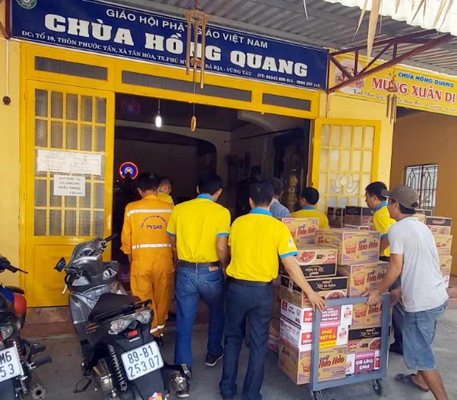CBCNV KĐN chở các thùng hàng đến cho các em nhỏ cơ nhỡ