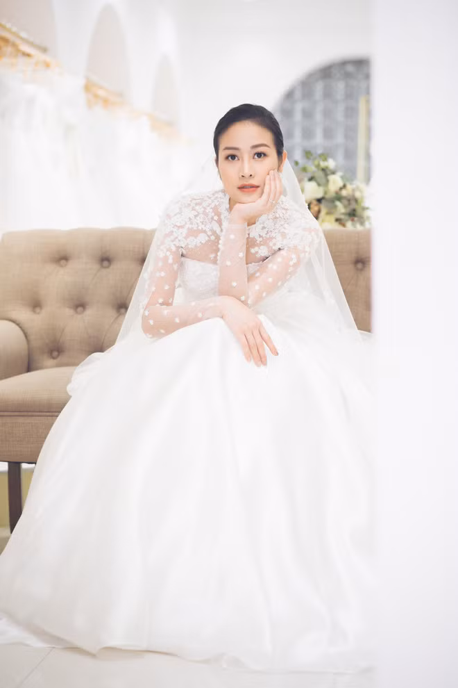 Trong bộ ảnh, Phí Linh để kiểu tóc búi cao, khoe vẻ đẹp duyên dáng và thanh tú trong những bộ váy cưới lộng lẫy, sang trọng. Trong bộ ảnh, Phí Linh để kiểu tóc búi cao, khoe vẻ đẹp duyên dáng và thanh tú trong những bộ váy cưới lộng lẫy, sang trọng.