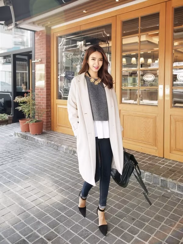 Nếu đi thăm họ hàng vào dịp Tết, bạn chỉ cần chọn bộ lịch sự, nhưng trẻ trung,xinh đẹp với áo dạ, quần jean và giày cao gót.