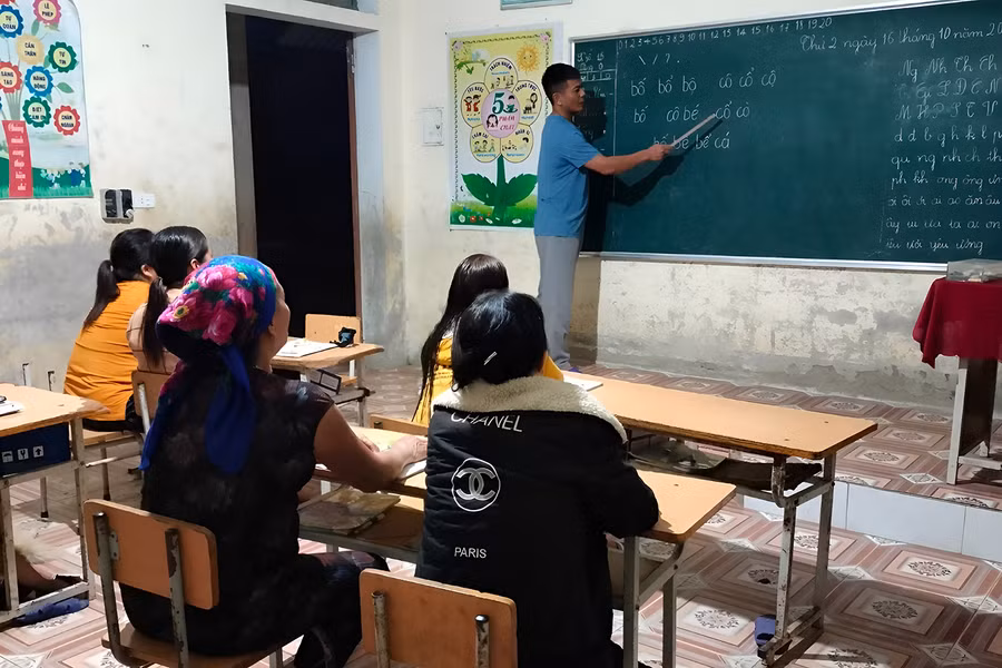 Lớp xóa mù chữ ở huyện Kỳ Sơn, Nghệ An được tổ chức vào ban đêm. (Ảnh: Phạm Tâm) Lớp xóa mù chữ ở huyện Kỳ Sơn, Nghệ An được tổ chức vào ban đêm. (Ảnh: Phạm Tâm)