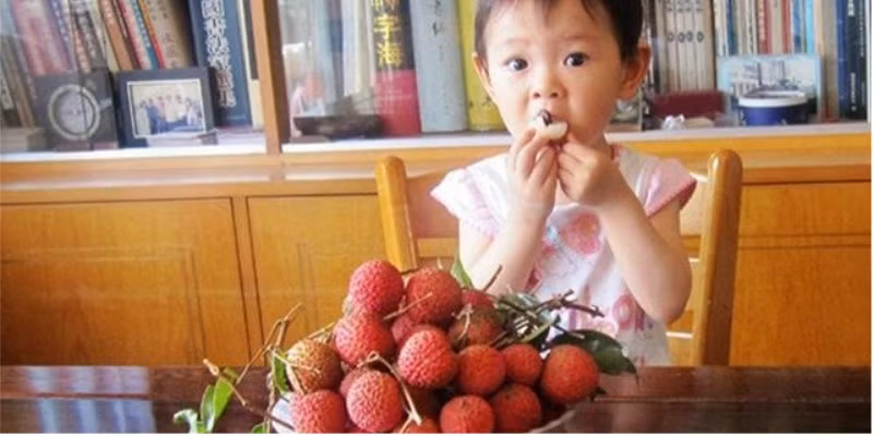 Những lưu ý để con không bị hóc khi ăn quả vải