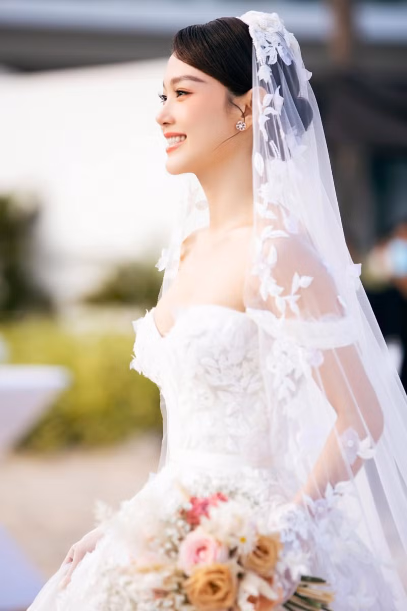 Cô dâu Minh Hằng rạng rỡ trong hôn lễ.