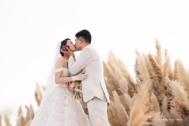 Khoảnh khắc ngọt ngào của cô dâu, chú rể.