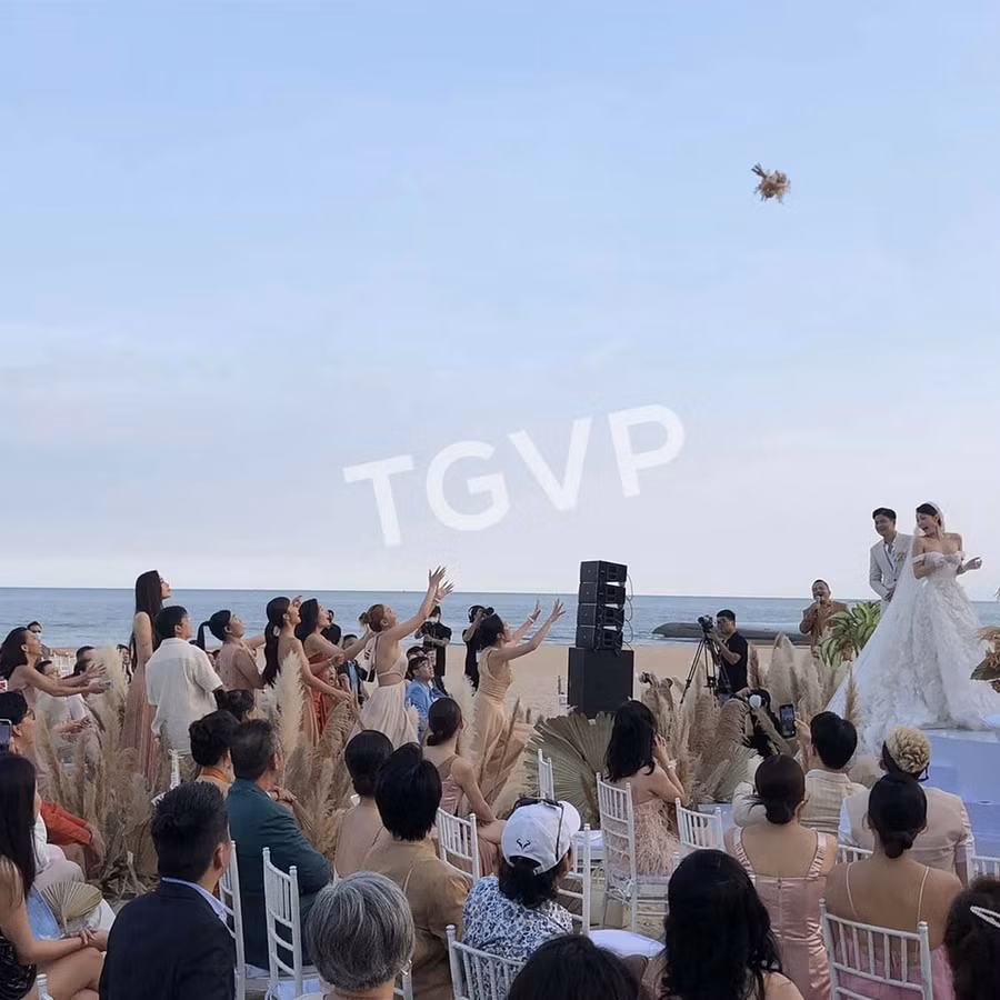 Diệu Nhi, Khả Như, Mai Phương Thúy... cùng bắt hoa cưới trong hôn lễ của Minh Hằng.