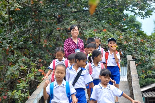 Cô Nhung và học trò của xã đảo.