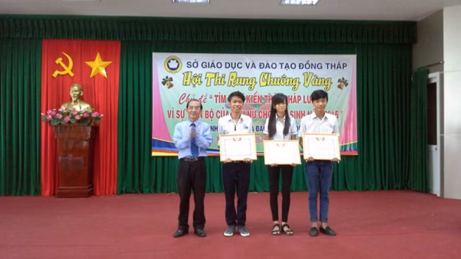 Ban tổ chức trao giải cho các thí sinh. Ảnh: Sở GD&ĐT Đồng Tháp.