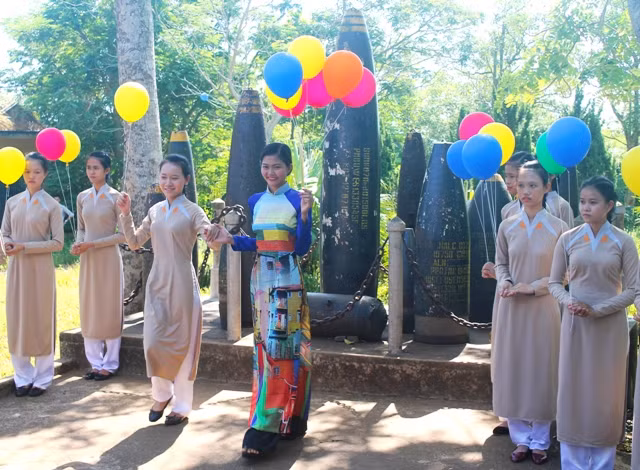 Chương trình trình diễn thời trang ngay trước nhà trưng bày của địa đạo với 20 bộ trang phục áo dài của nhà thiết kế Viết Bảo lấy cảm hứng từ chủ đề của tác phẩm "Thăng hoa".