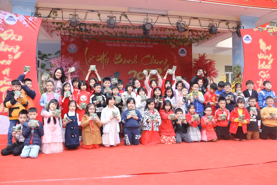 Chương trình Lễ hội bánh chưng năm 2023 đã thu hút 1.820 học sinh toàn trường cùng đông đảo phụ huynh, giáo viên tham dự. Chương trình Lễ hội bánh chưng năm 2023 đã thu hút 1.820 học sinh toàn trường cùng đông đảo phụ huynh, giáo viên tham dự.