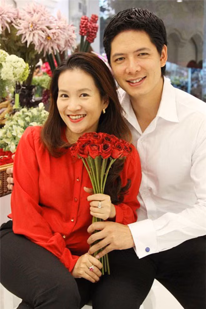 Vợ giàu có, gia thế khủng của dàn sao nam Vbiz: Ái nữ nhà danh gia vọng tộc lui về làm hậu phương vững chắc cho chồng-12