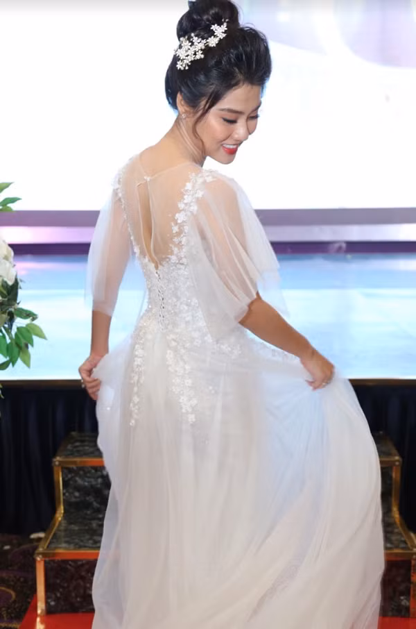 Với thiết kế tinh tế, quyến rũ vừa đủ cùng hàng trăm viên pha lê được đính dọc thân váy, Trúc Thanh trở thành người phụ nữ đẹp nhất trong ngày trọng đại của đời mình. 