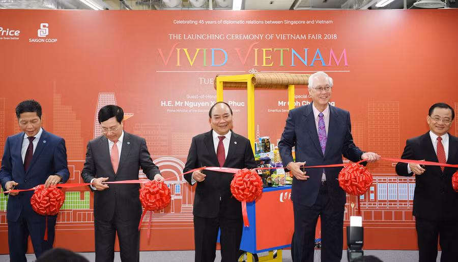 Thủ tướng và các đại biểu cắt băng khai trương Tuần lễ hàng Việt Nam tại Singapore chiều 13/11