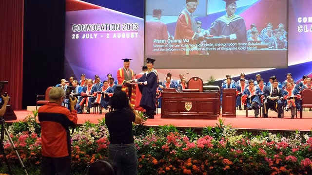 Phạm Quang Vũ mặc áo cử nhân nhận bằng tốt nghiệp Thủ khoa tại ĐH Công nghệ Nanyang (Singapore).