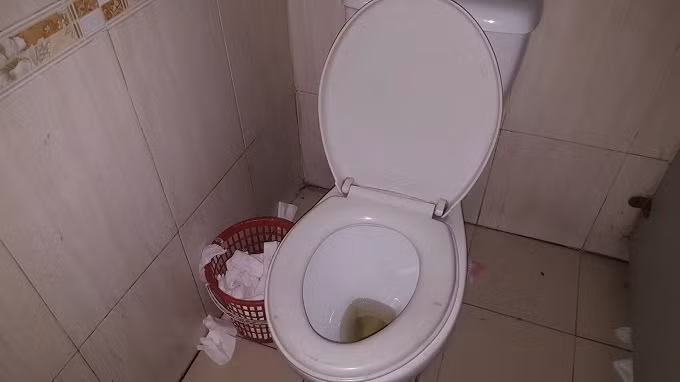 Nam công nhân tức nghẹn trước hành động của quý cô váy ngắn