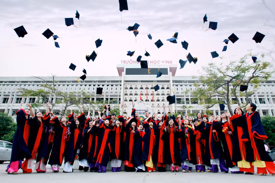 Sinh viên ngành sư phạm (Đại học Vinh) trong lễ tốt nghiệp