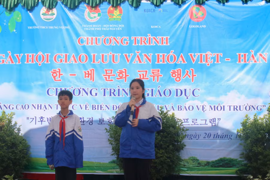 Các thí sinh trong phần thi hùng biện.