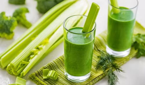Pphụ nữ nên uống mỗi ngày 1 ly nước ép cần tây để giúp làn da luôn được mịn màng, trắng sáng. Ảnh minh họa.