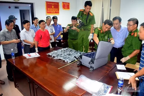 Chiếc valy màu xám bí ẩn của đối tượng nhiễm HIV trên tàu SE4