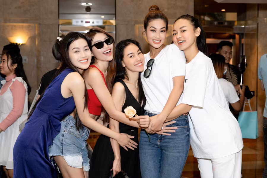 Các Á hậu Miss Grand Vietnam 2022 cũng có mặt ủng hộ Thiên Ân.
